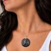 pendentif om obsidienne porté avec chaine argent