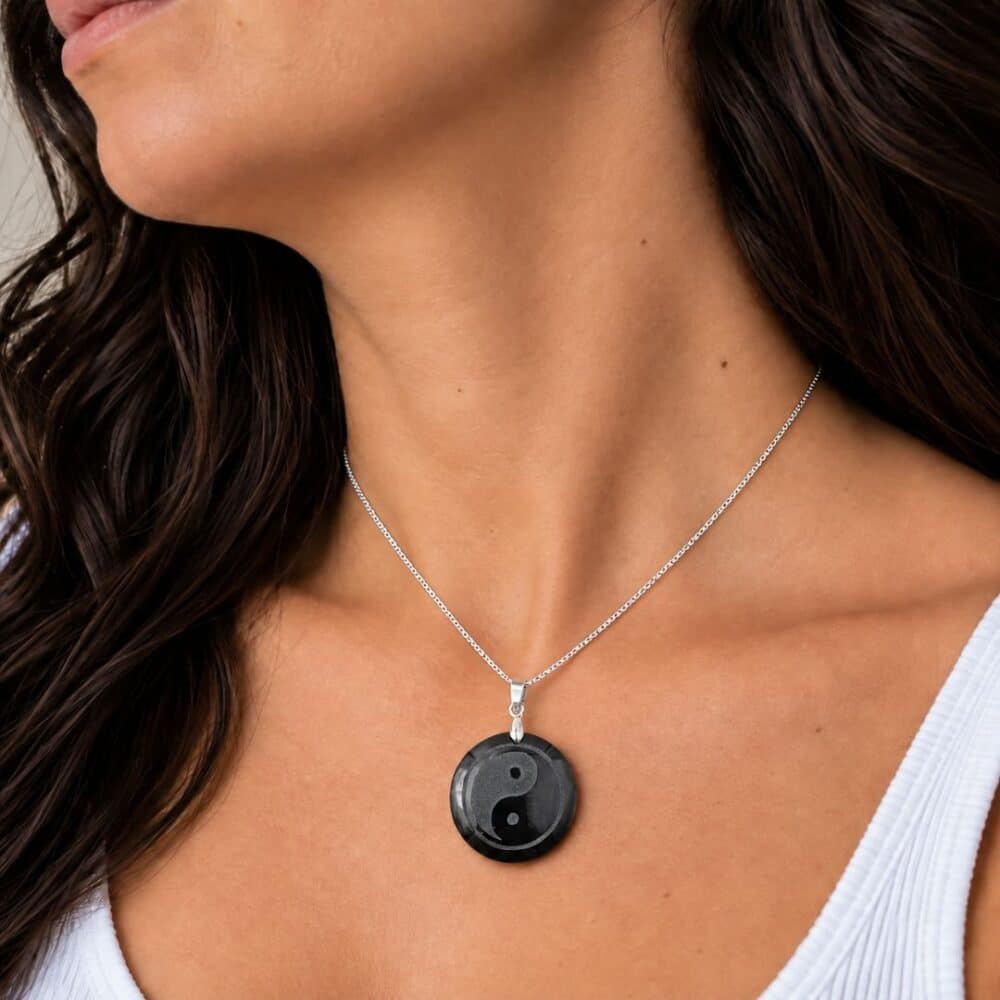 pendentif yin yang obsidienne porté avec chaine argent